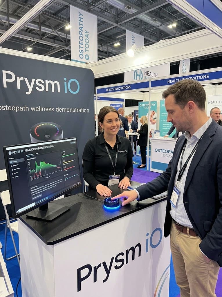 A Prysm iO scan being demonstrated to a visitor at a nutrition exhibition stand